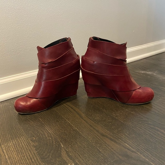 LD Tuttle The Haunt booties in Blood - Picture 3 of 7
